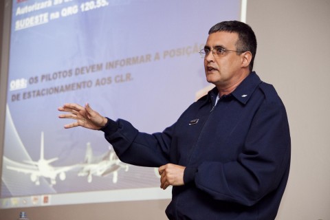 Ten Melo, Chefe da Torre do Galeão, apresenta os dados de pousos e decolagens nas pistas