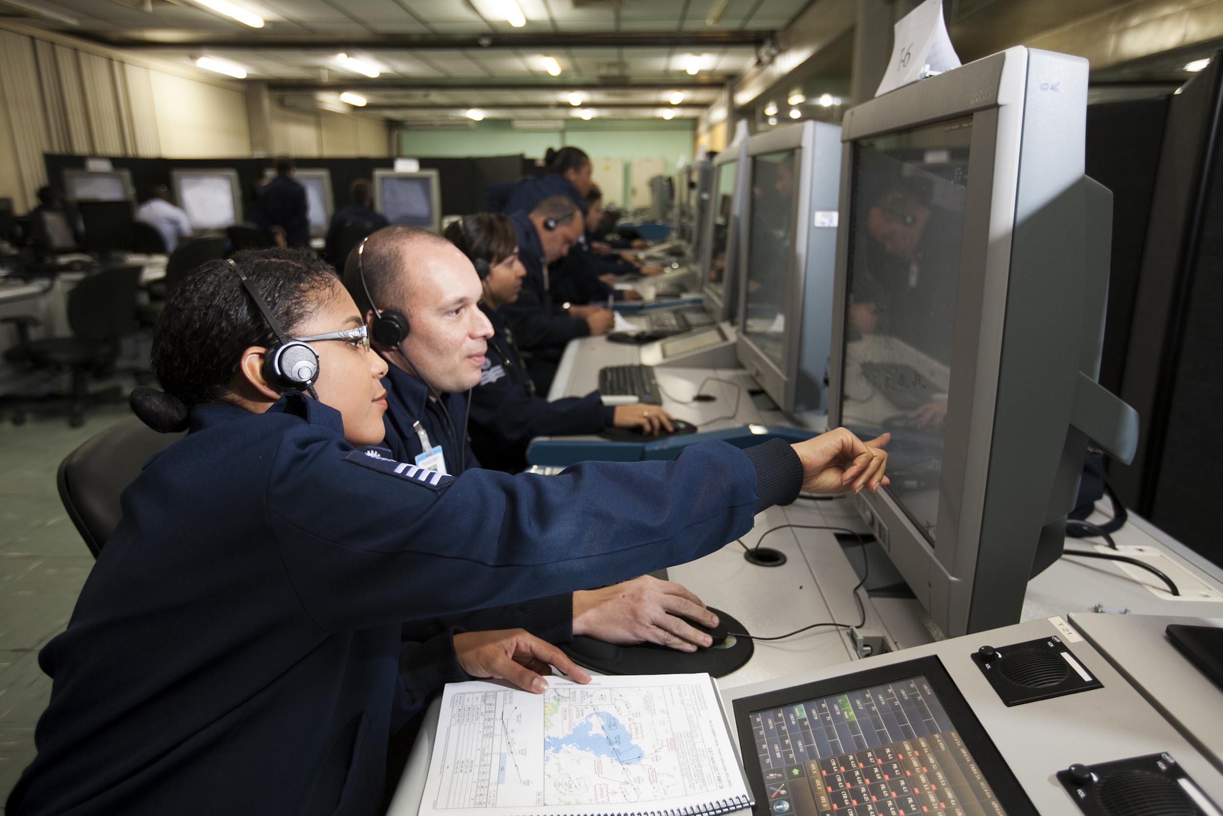 Treinamento simula situações reais do cotidiano do controlador de tráfego aéreo, com complexidade crescente.