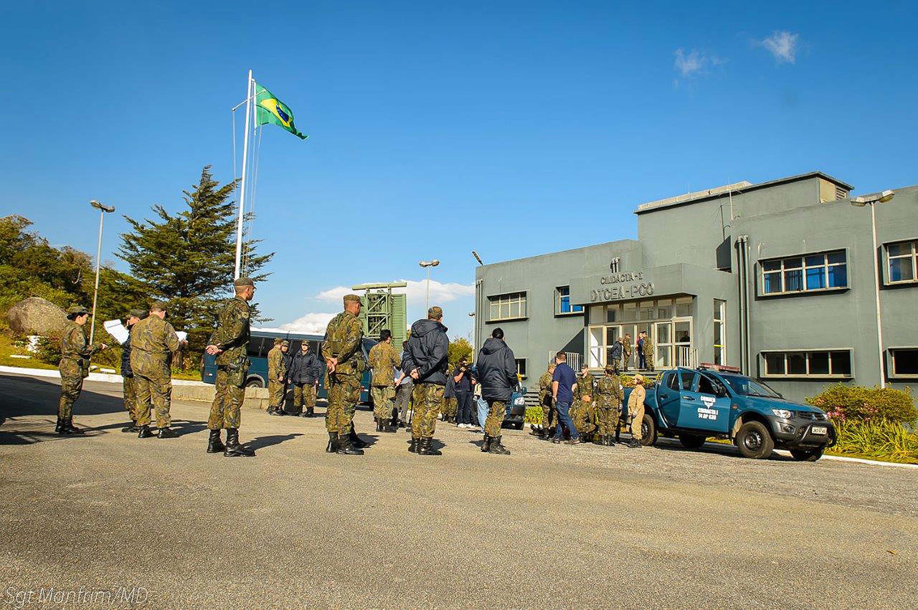 01 - Militares evacuam para ponto de encontro