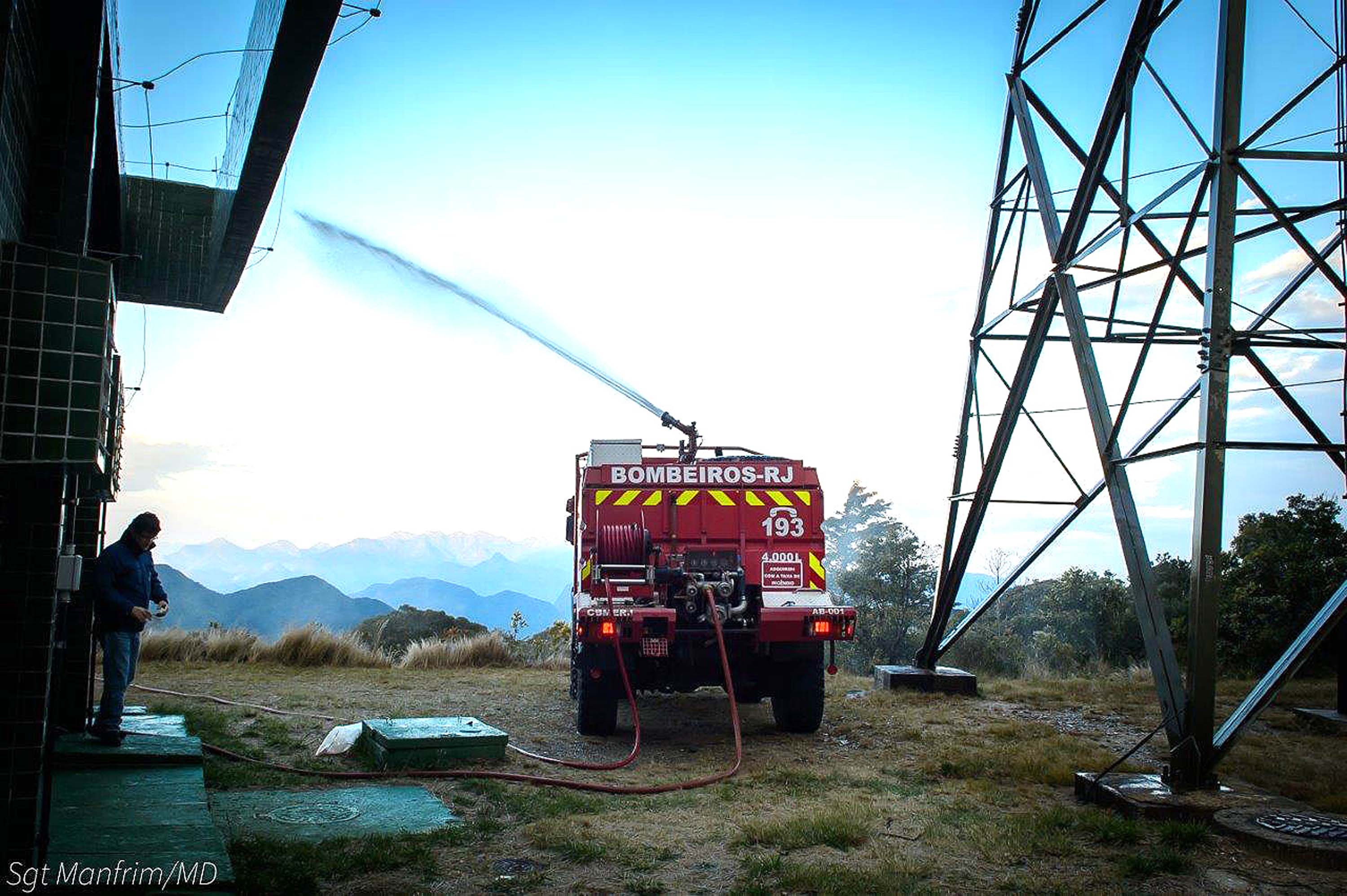 17 - Caminhão Mamute dos Bombeiros apóia