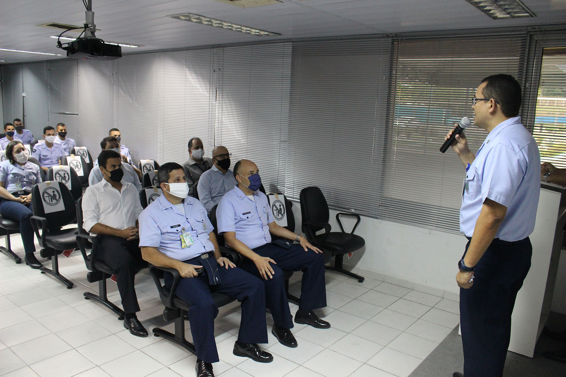 O Tenente-Coronel Alessandro faz pronunciamento no Auditório do DTCEA-EG