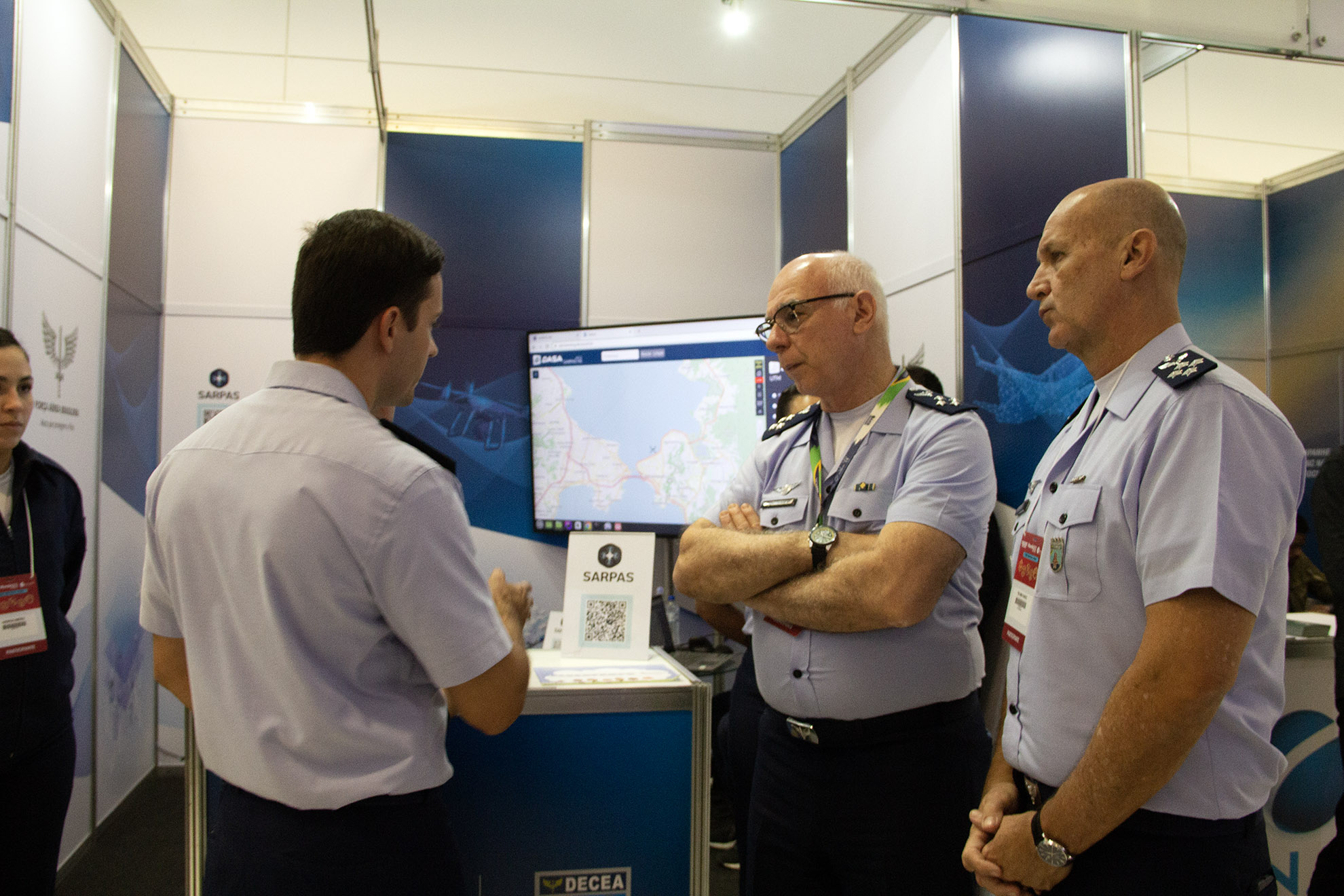 Comandante da Aeronáutica visita estande do DECEA em feira de drones em São Paulo