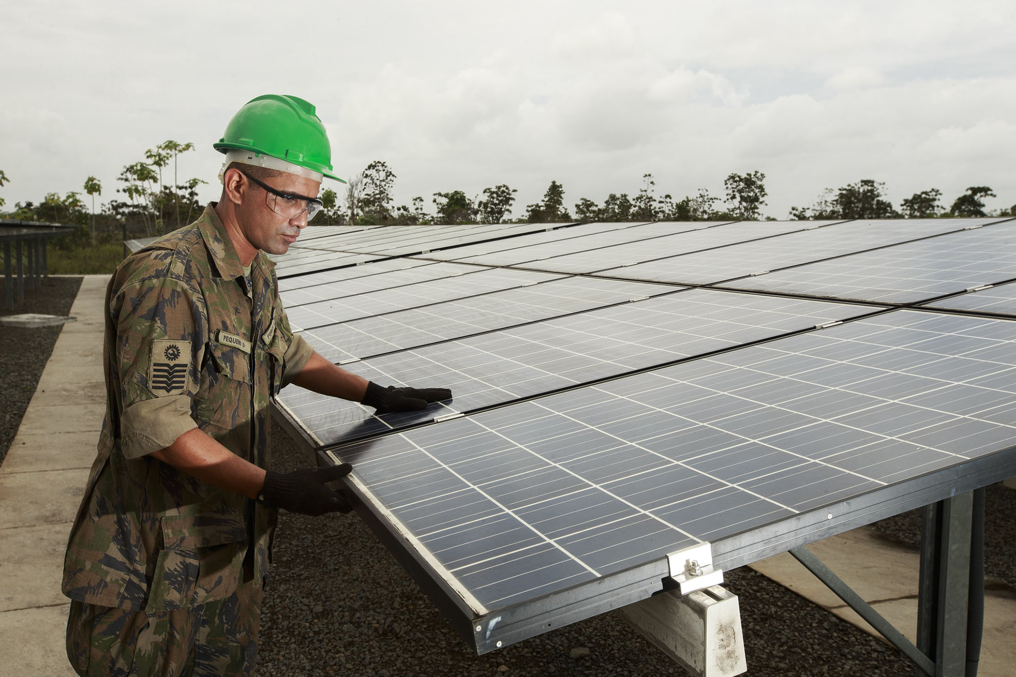 Painéis solares garantem o funcionamento dos equipamentos de navegação aérea em unidades da FAB