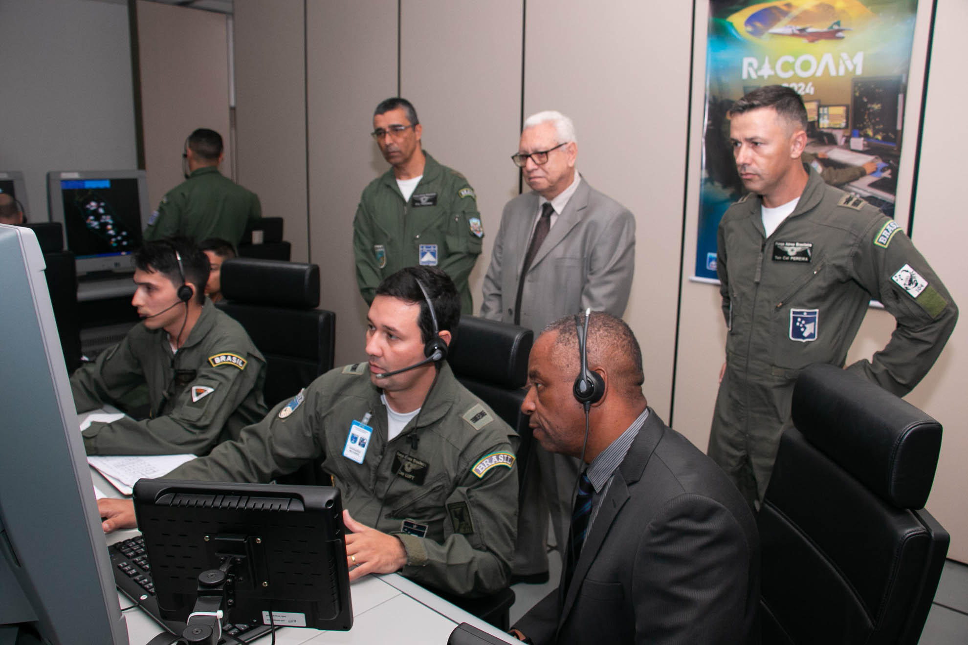 Militares da FAB treinam estratégias de defesa aérea durante a RACOAM