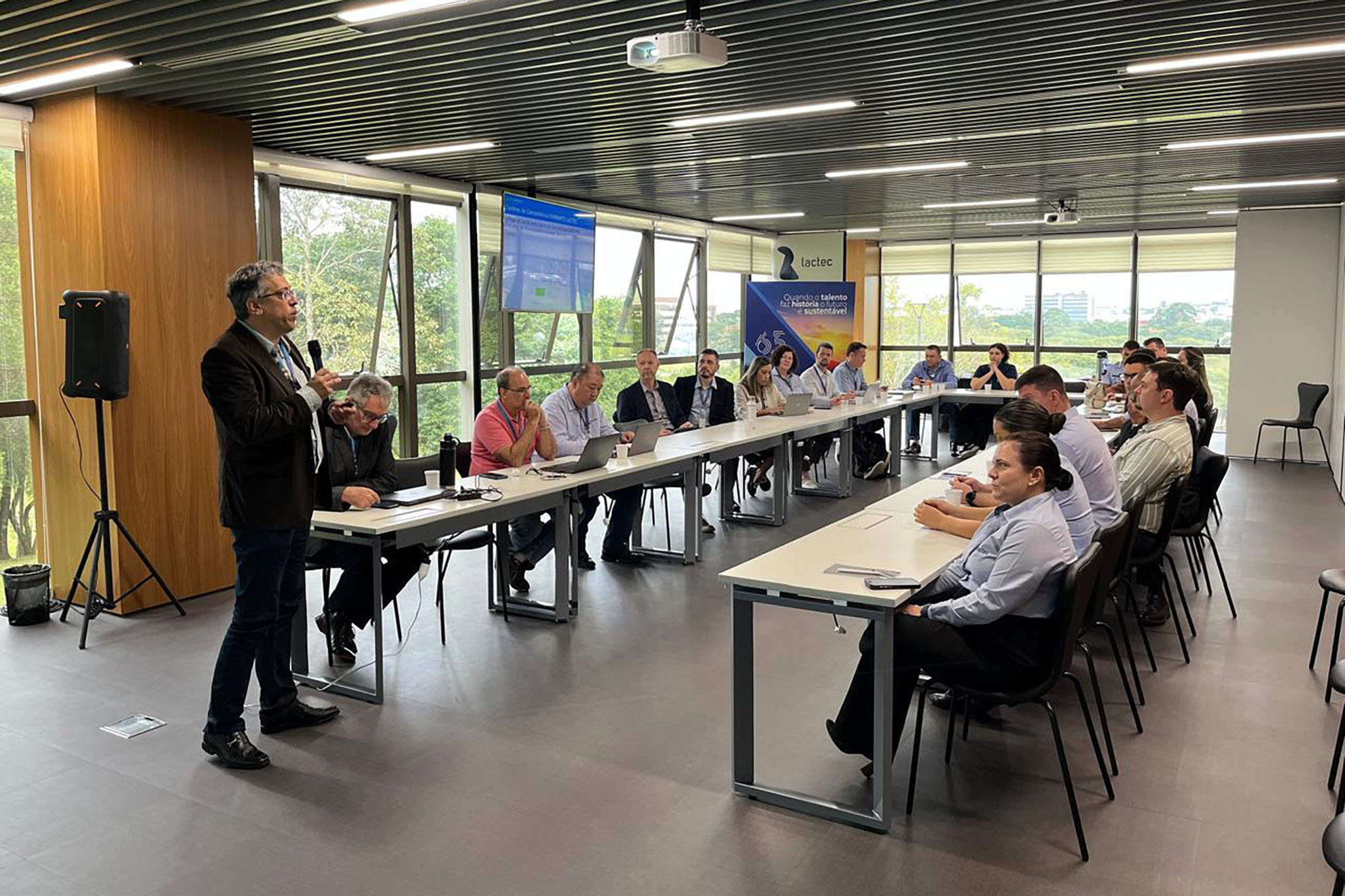 Comitiva do DECEA realiza visita ao Laboratório LACTEC, em Curitiba