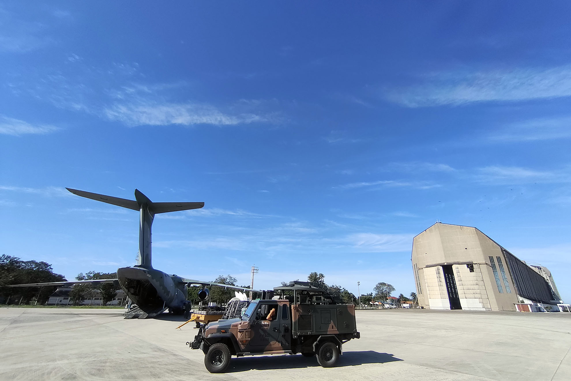 Veículo de Telecomunicações Militares da FAB realiza primeiro embarque na aeronave KC-390