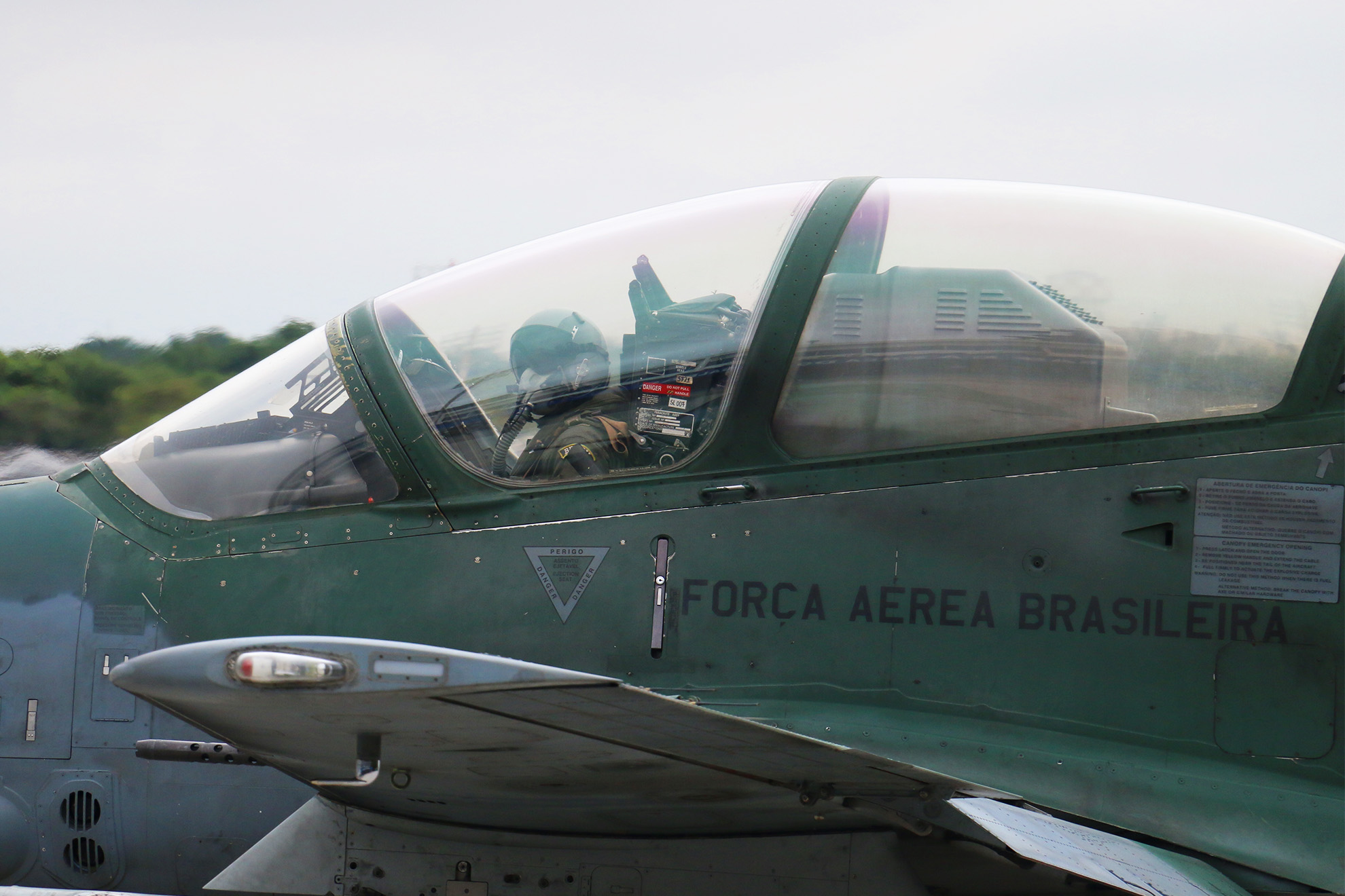 01- Caça A-29 no Galeão