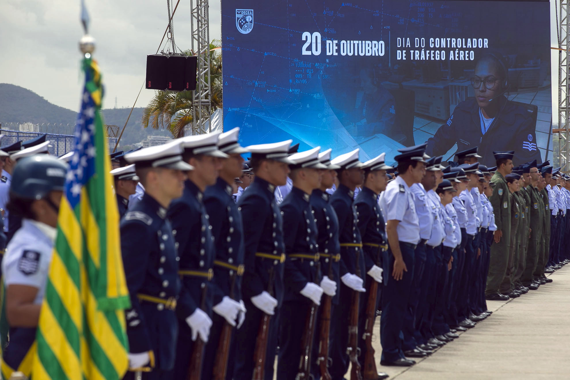 DECEA homenageia controladores de tráfego aéreo em cerimônia militar