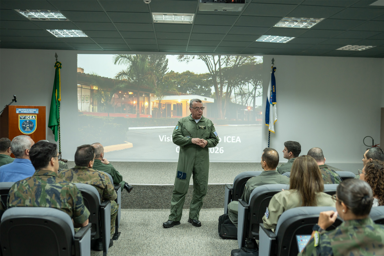 Comitiva do DECEA realiza Visita Técnica ao ICEA