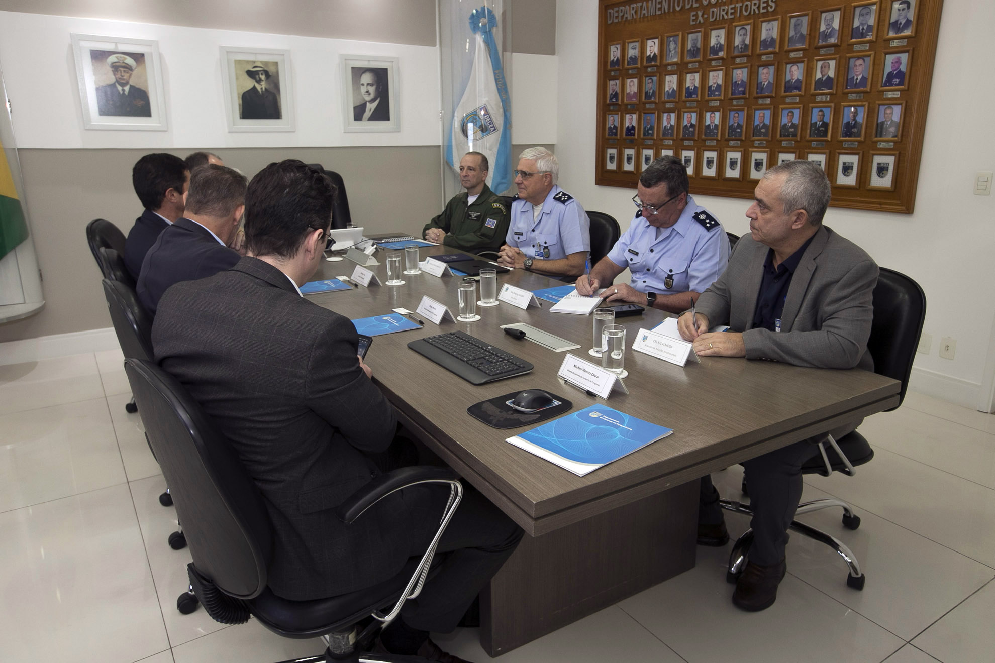 DECEA e Aena dialogam sobre melhorias nas operações aeroportuárias e na navegação aérea
